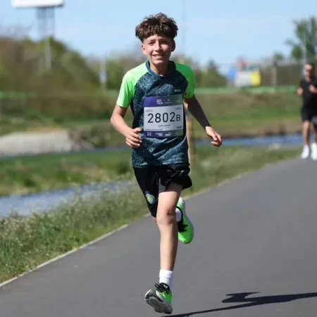 Kluci z dětského domova Volyně na startu Runtour děkují všem dárcům