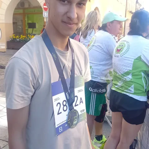 Kluci z dětského domova Volyně na startu Runtour děkují všem dárcům – fotografie