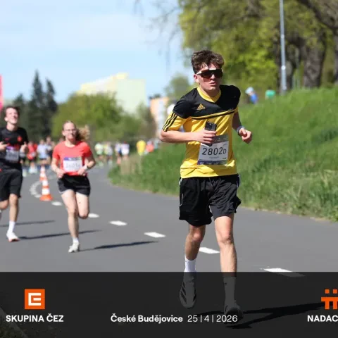 Kluci z dětského domova Volyně na startu Runtour děkují všem dárcům – fotografie