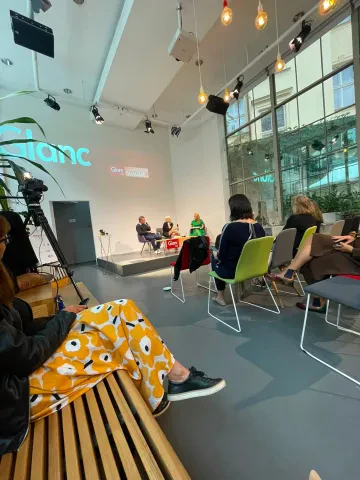 Konference GLANC Summit a společná debata o filantropii s Bárou Nesvadbovou – fotografie
