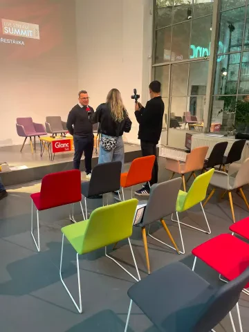 Konference GLANC Summit a společná debata o filantropii s Bárou Nesvadbovou – fotografie